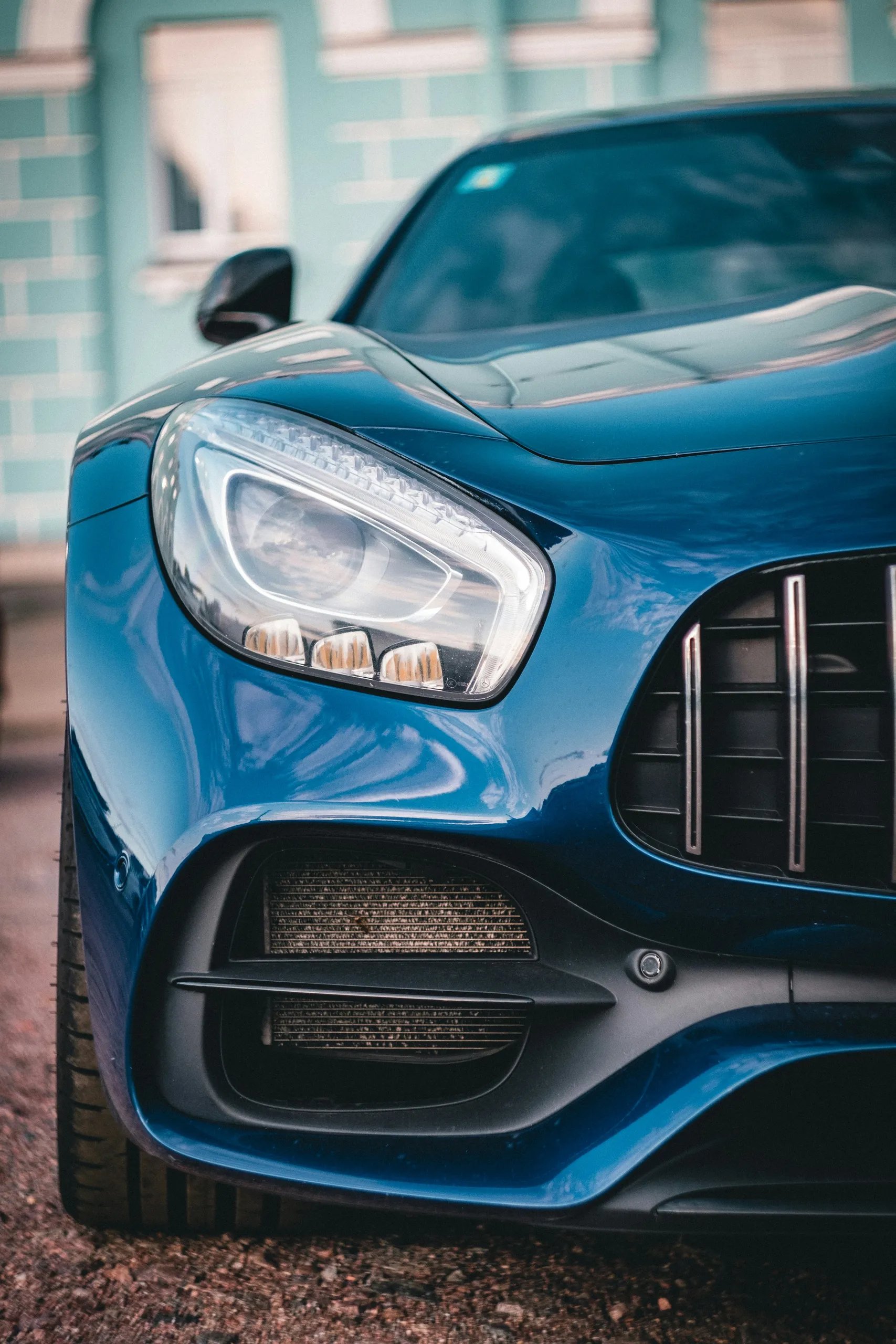 Coche deportivo azul, detalle del frontal y del faro tras el detailing