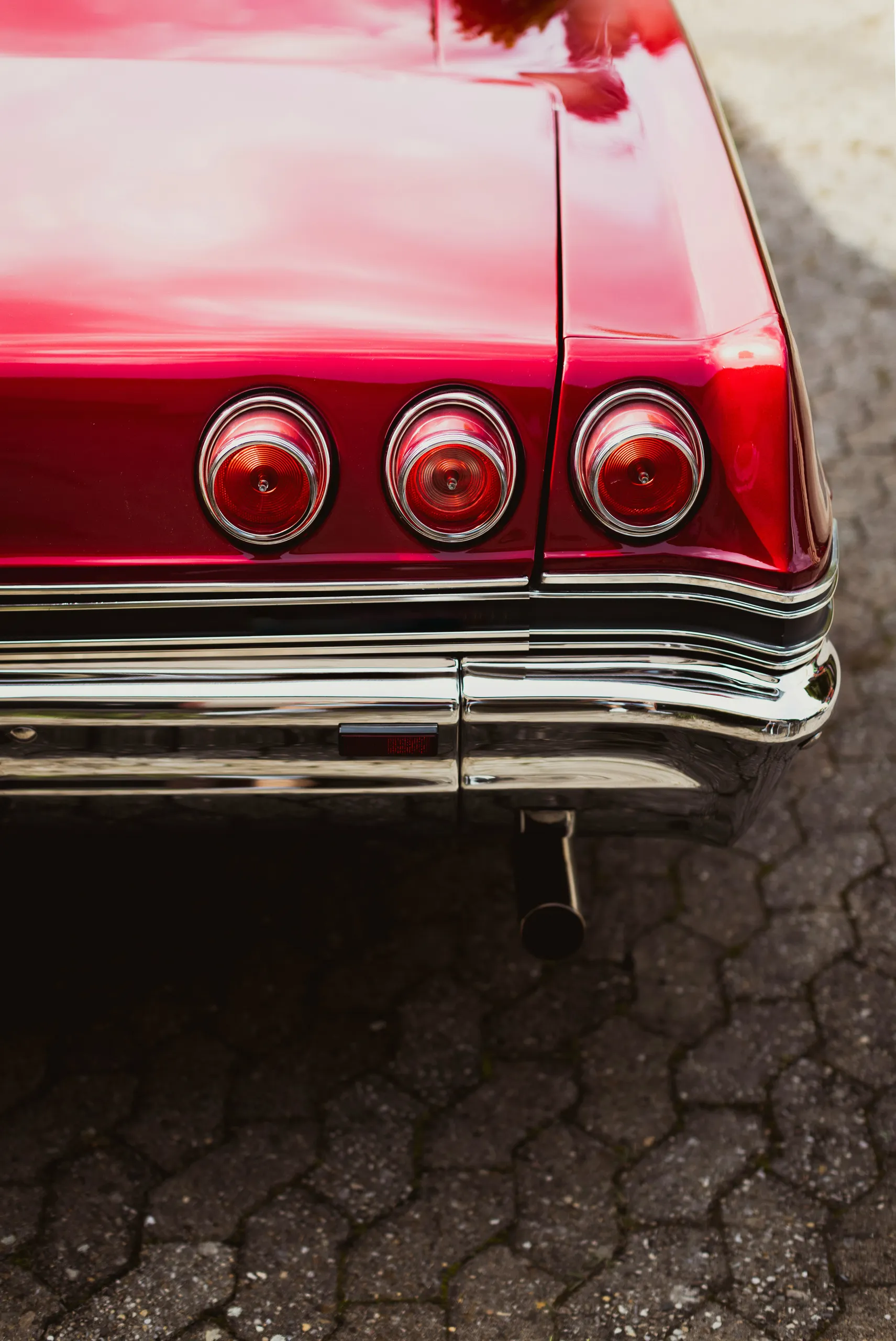 Pintura roja brillante del coche tras la corrección y el pulido